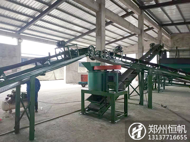 安徽有機(jī)肥生產(chǎn)設(shè)備價(jià)格,年產(chǎn)兩萬噸牛糞有機(jī)肥生產(chǎn)線現(xiàn)場(chǎng)(圖2) 安徽六安年產(chǎn)兩萬噸有機(jī)肥生產(chǎn)線